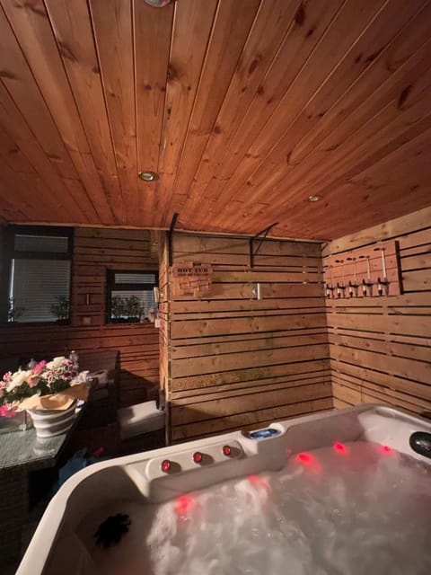 3 BR- Central Wigan- HOT TUB House in Wigan