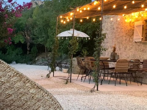 Patio, Garden, Dining area, Garden view