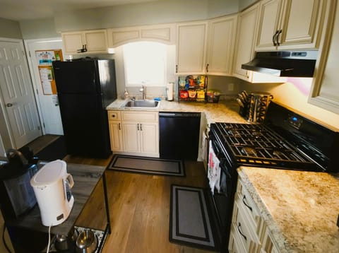 Kitchen or kitchenette, dishwasher, oven, pet friendly, stove