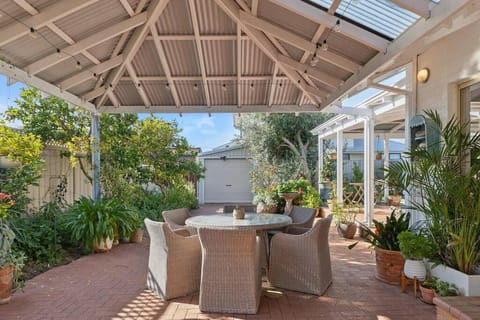 Allumina - Stylish Pet Friendly Beachside Retreat House in Busselton