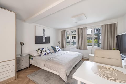 Bed, TV and multimedia, Photo of the whole room