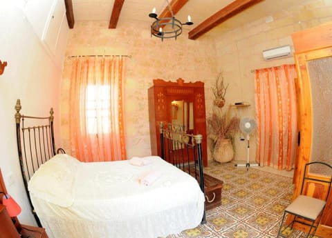 6 Bedroom Farmhouse with Large Private Pool House in Malta