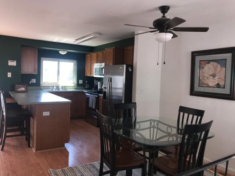 Kitchen or kitchenette, Dining area, oven, pet friendly, stove