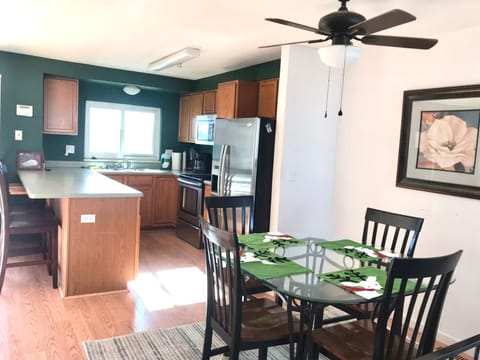 Kitchen or kitchenette, Dining area, oven, stove