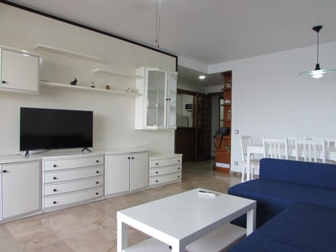 TV and multimedia, Living room, Seating area, Dining area