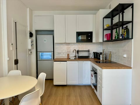 Coffee/tea facilities, Kitchen or kitchenette, dishwasher, microwave, oven, stove