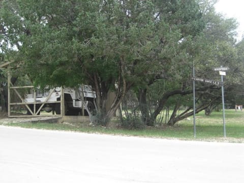 Cherokee Oaks - Frio River Haven House in Concan