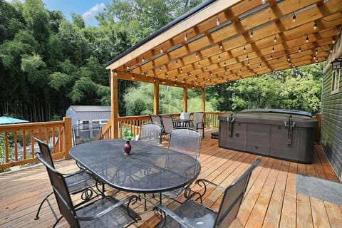 Patio, Day, BBQ facilities, Garden, Hot Tub, View (from property/room), Balcony/Terrace, Dining area, Garden view