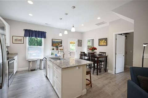 Kitchen or kitchenette, Dining area, pet friendly