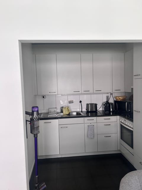 Coffee/tea facilities, Kitchen or kitchenette, dishwasher, oven, stove, toaster