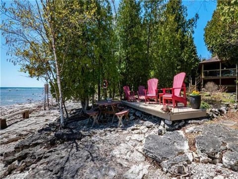 Surrounded By Water, W Hot Tub & Lounges Casa in Northern Bruce Peninsula