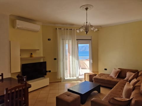 TV and multimedia, Seating area, Evening entertainment, air conditioner