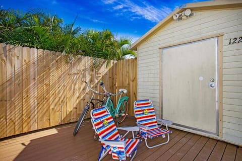 Ocean Bike Ride 2bed 2bath Sleeps 6 House in Naples Park