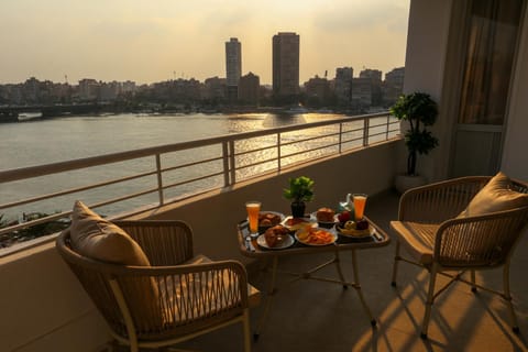 Day, View (from property/room), Balcony/Terrace, Food and drinks, Seating area, Dining area, Food, City view, River view