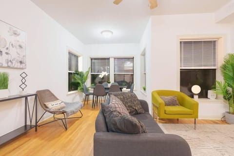 Cozy 3BR Hyde Park Oasis Near UChi, Shops & Dining Apartment in Chicago