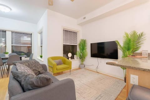 Cozy 3BR Hyde Park Oasis Near UChi, Shops & Dining Apartment in Chicago