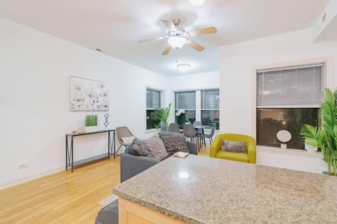 Cozy 3BR Hyde Park Oasis Near UChi, Shops & Dining Apartment in Chicago