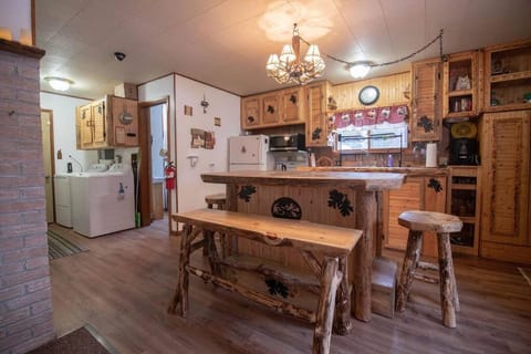 Black bear cabin with blow up hot tub House in Castle Rock Lake