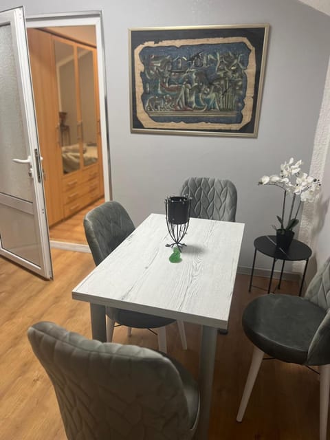 Kitchen or kitchenette, Seating area, Dining area