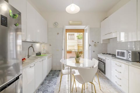 Coffee/tea facilities, Kitchen or kitchenette, Dining area, dishwasher, oven, stove, toaster