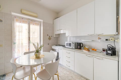 Coffee/tea facilities, Kitchen or kitchenette, dishwasher, oven, stove, toaster