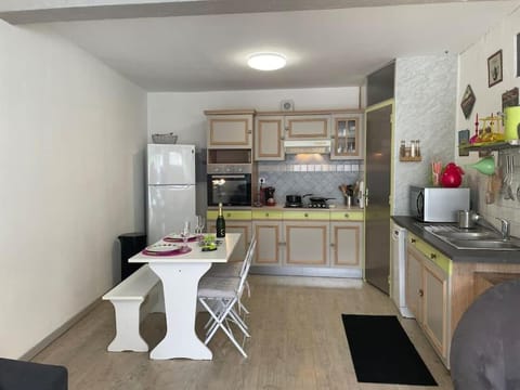 Kitchen or kitchenette, Dining area, dishwasher, oven, stove