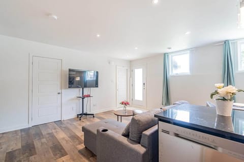 Modern Apt, Free Parking and Best Family Travel Apartment in Longueuil