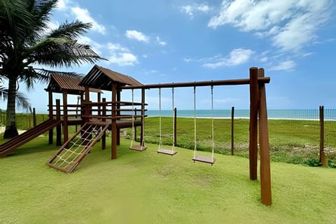 Duplex Pé na Areia, com área e churrasqueira privativata, Itacimirim-BA - Região Praia do Forte - Condomínio Fechado House in Camaçari