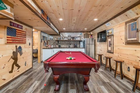 Billiard, Game Room