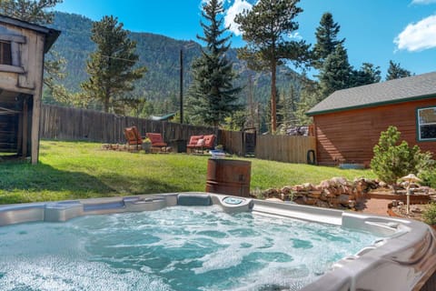 Potter's Peak Garden of the Gods Hot Tub Firepit House in Cascade-Chipita Park