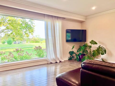 TV and multimedia, Living room, Seating area, Evening entertainment, Garden view