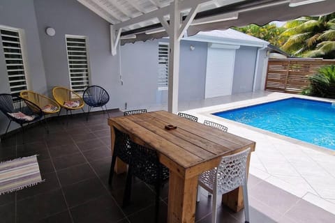 Patio, Garden, Dining area, Pool view, Swimming pool, sunbed