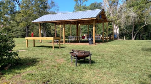 Cozy Nature Tiny House Near Lake Livingston Tenda de luxo in Lake Livingston