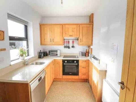 Coffee/tea facilities, Kitchen or kitchenette, dishwasher, oven, stove, toaster