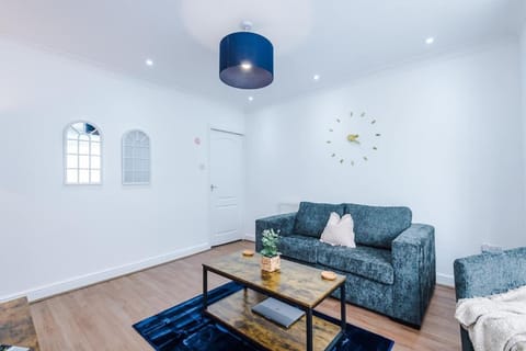 Stylish Home, Games Room, Sleeps 6, Large Driveway, Perfect For Groups Apartment in Manchester