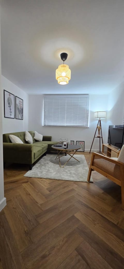 Salisbury City Centre 2-Bedroom Serviced Accommodation-Apartment - PennyVille House in Salisbury