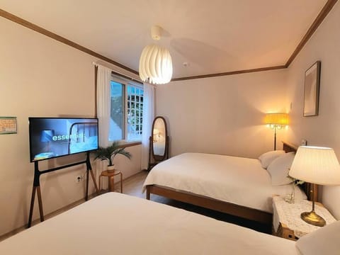 Bed, TV and multimedia, Bedroom, Inner courtyard view