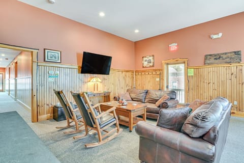 Chestertown Retreat with Fire Pit, Near Gore Mtn! Appartement in Chestertown