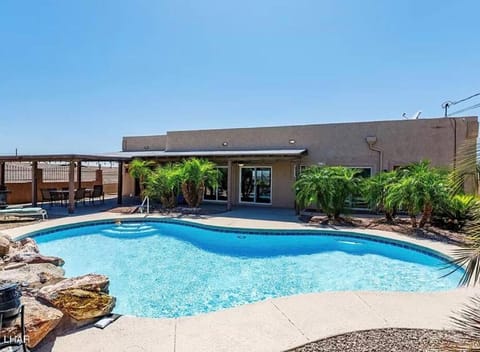 Spacious 3 BR with Pool Minutes Away from Lake House in Lake Havasu City