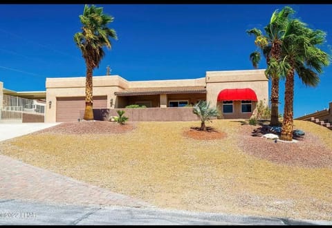 Spacious 3 BR with Pool Minutes Away from Lake House in Lake Havasu City