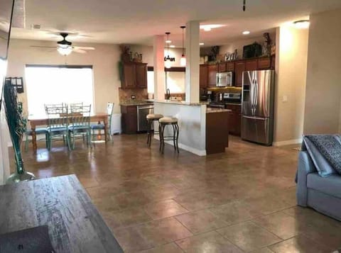 Spacious 3 BR with Pool Minutes Away from Lake House in Lake Havasu City