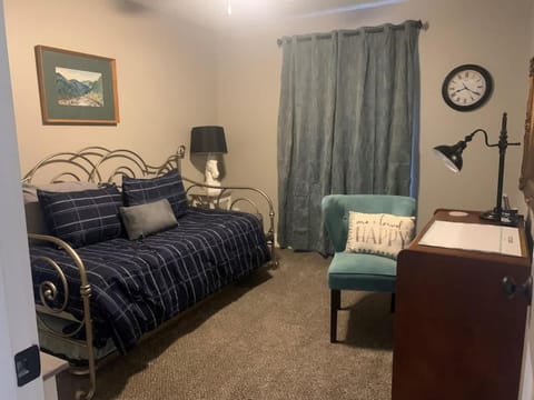 Modern 2 bed condo with office Casa in Bettendorf