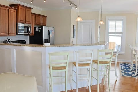 Kitchen or kitchenette, Dining area, dishwasher, oven, pet friendly, stove, toaster