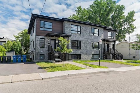 Stylish 3BR Oasis with 2 FREE Parking Spots Apartment in Longueuil