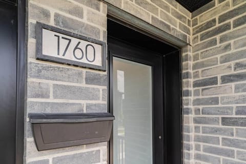 Modern 3BR Escape with 2 FREE Parking Spots Apartment in Longueuil