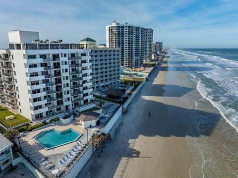 Beachfront Pool Resort Condo with Intracoastal View Apartamento in South Daytona