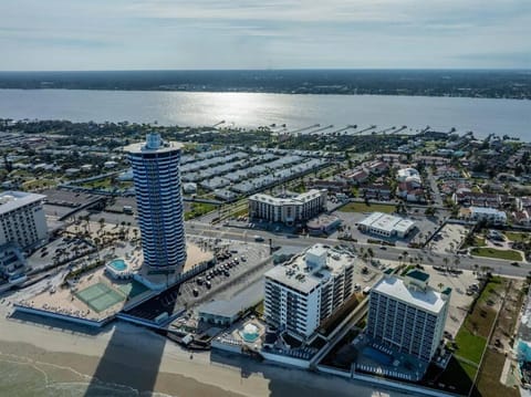 Beachfront Pool Resort Condo with Intracoastal View Apartamento in South Daytona