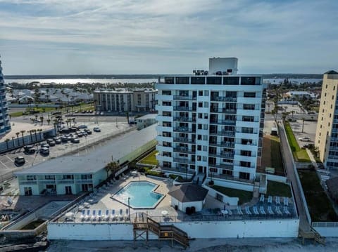 Beachfront Pool Resort Condo with Intracoastal View Apartamento in South Daytona