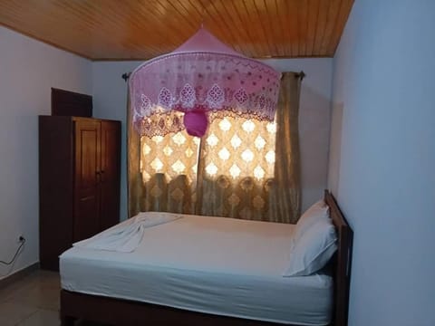 RESIDENCE TCHAMS Chambres meublées situé ANGUISSA Capsule hotel in Yaoundé