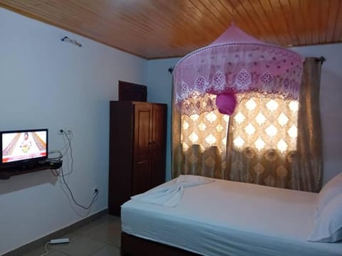 RESIDENCE TCHAMS Chambres meublées situé ANGUISSA Capsule hotel in Yaoundé